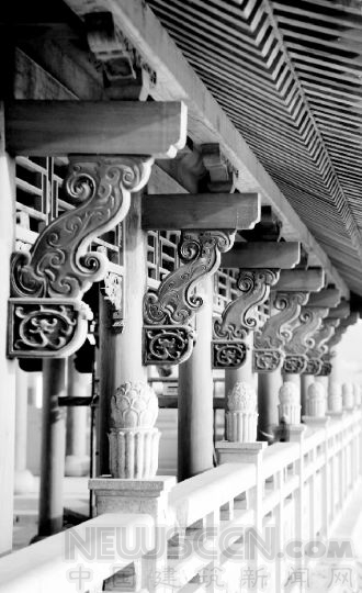 圓通閣在傳統(tǒng)的構(gòu)造與建筑形式上，不斷根據(jù)實(shí)際狀況在做適應(yīng)性的調(diào)整。