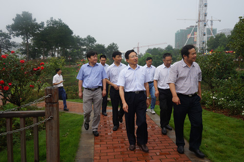 省委調(diào)研組來十六潭公園檢查指導(dǎo)工作