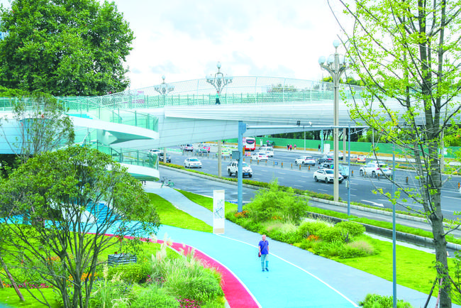 成都高線公園：空中“絲帶” 串起兩大最美組團