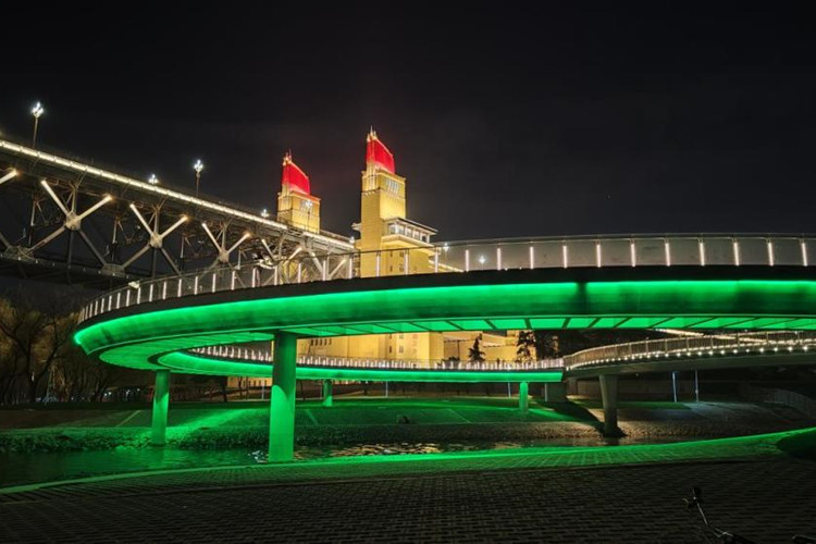 南京長江南岸新建圓形玻璃景觀橋試亮燈